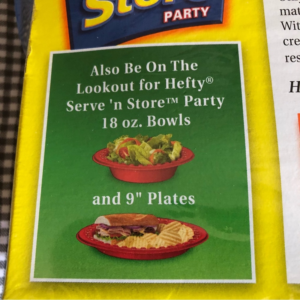 2 Packs of 15 Hefty Serve n Store 10.8” x 10” Plates (1 Red + 1 Blue) - Picture 7 of 15